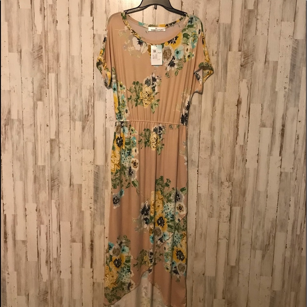 Beautiful dress 😍 size Large never worn new with tags!!